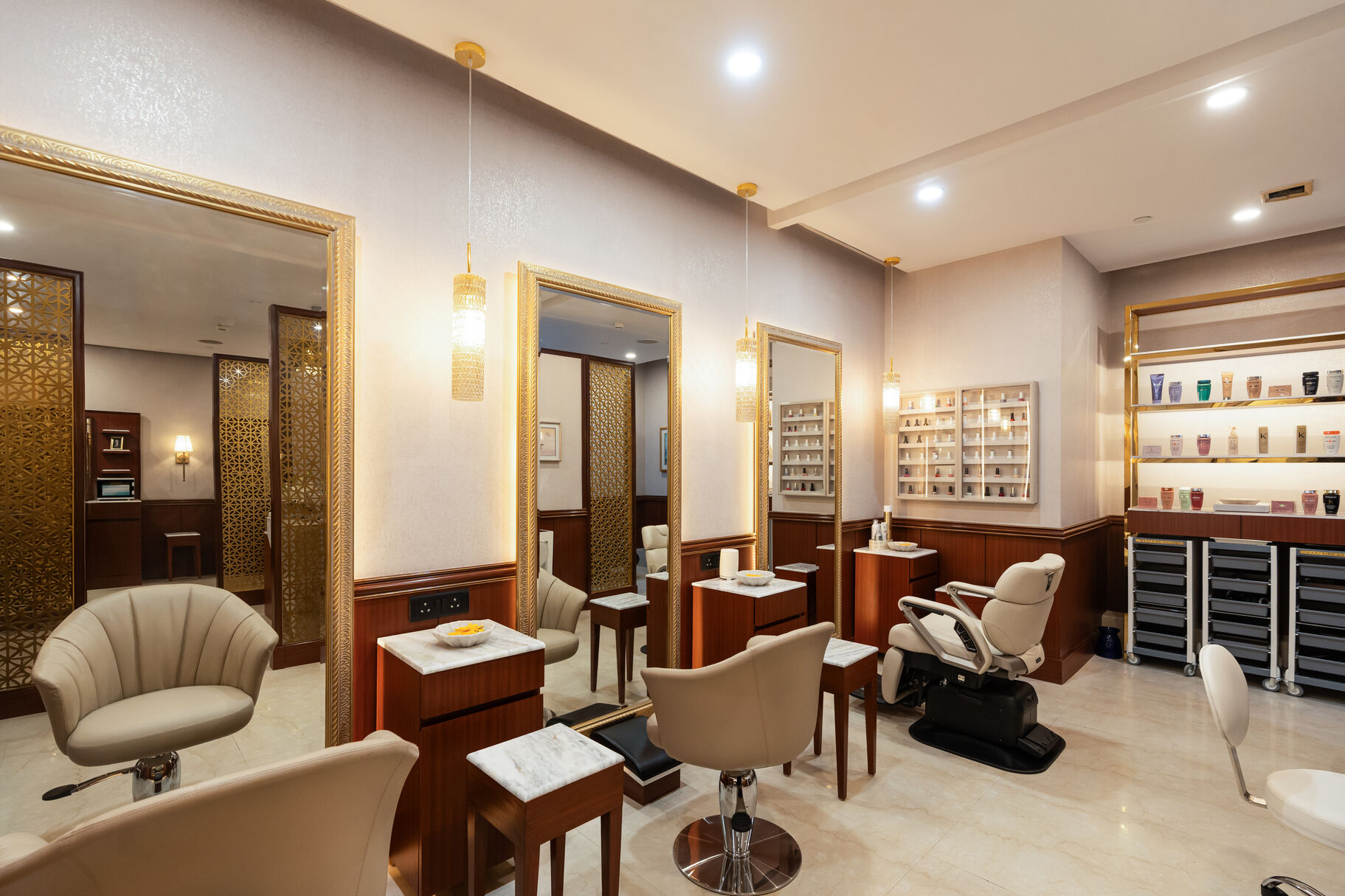 Parfaire_Salon_at_Four_Seasons_Hotel_Mumbai_1_optimized_650