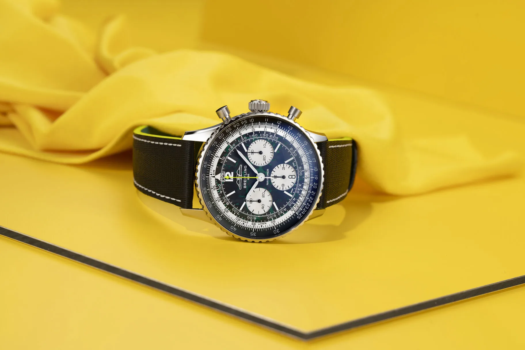 06_Breitling_Navitimer_B01_Chronograph_43_Aston_Martin_Aramco_Formula_OneTM_Team_Caseback_RGB_optimized_650