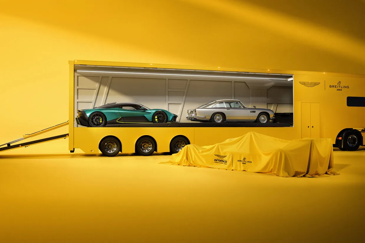 09_Breitling_Aston_Martin_Aston_Martin_Aramco_Formula_OneTM_Team_Reveal_RGB_optimized_300