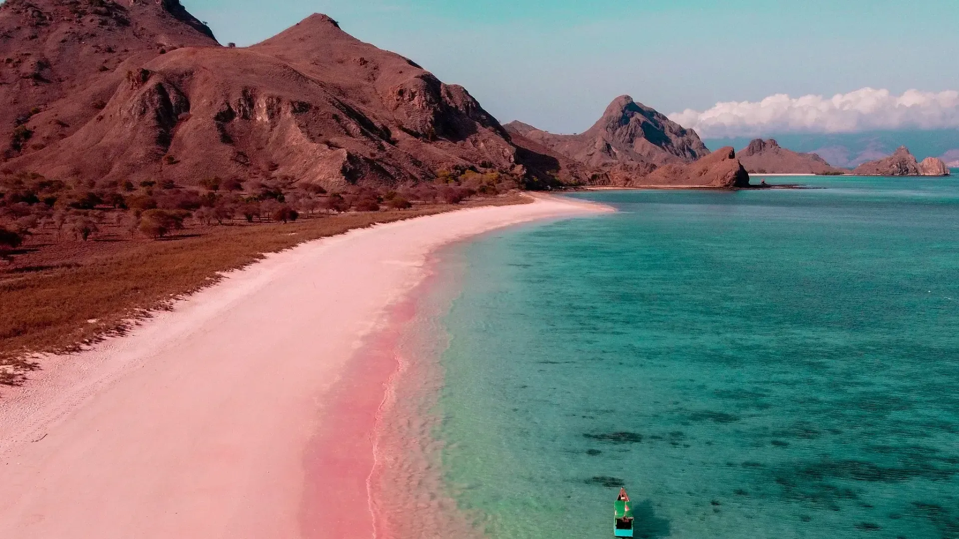 Pink Beach (Pantai Merah), Komodo, Indonesia