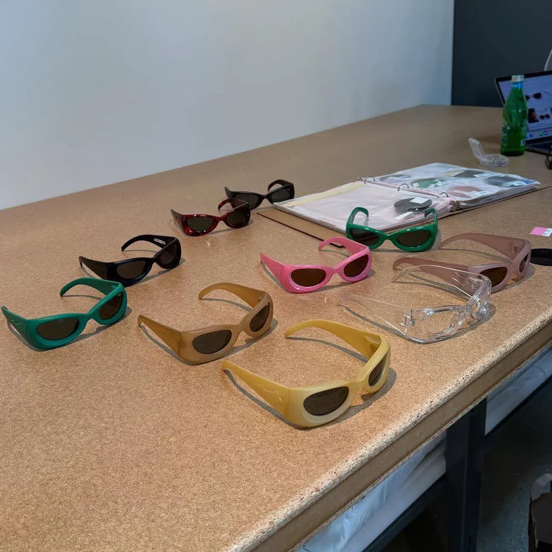 justin-bieber-shows-off-some-of-his-new-skylrk-sunglasses-v0-wkj2imqxjvue1